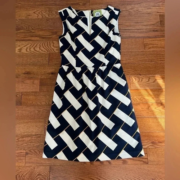 Elizabeth McKay Dresses & Skirts - Elizabeth McKay Women’s Navy Yellow Woven Split Neck Dress Sz 4